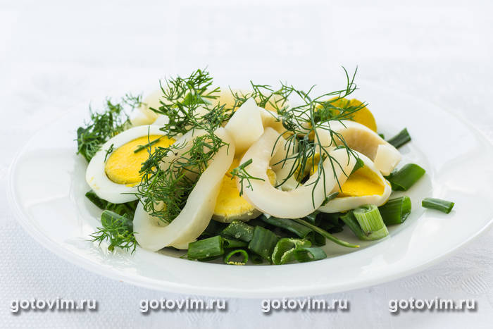 Салат из кальмаров с яйцом и луком Салат из кальмаров с яйцом и луком