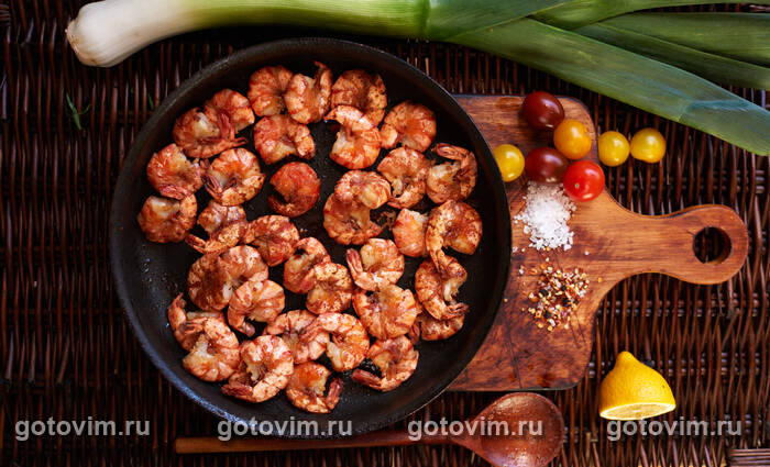 Жареные креветки с чесноком, солью и перцем Жареные креветки с чесноком, солью и перцем
