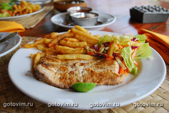 Стейк из акульего мяса на гриле Стейк из акульего мяса на гриле