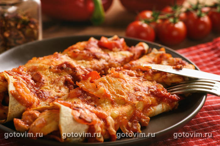 Энчилады с куриной начинкой, запеченные под соусом с перцем чили Энчилады с куриной начинкой, запеченные под соусом с перцем чили