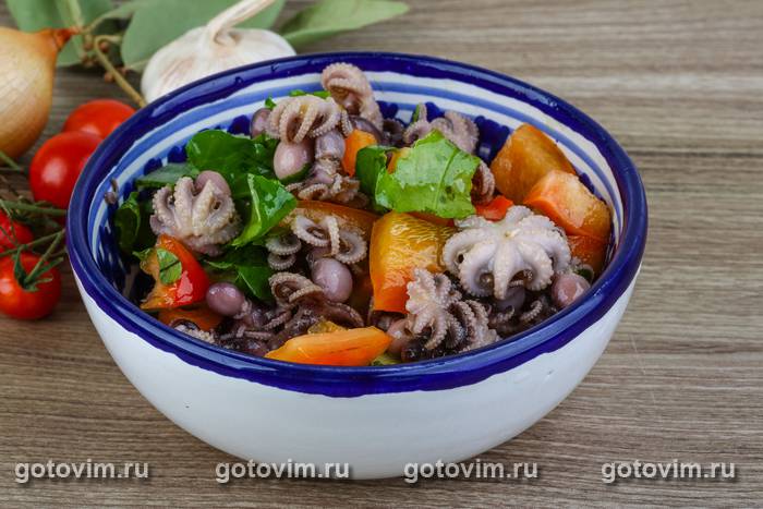 Салат из осьминогов с помидорами и луком Салат из осьминогов с помидорами и луком