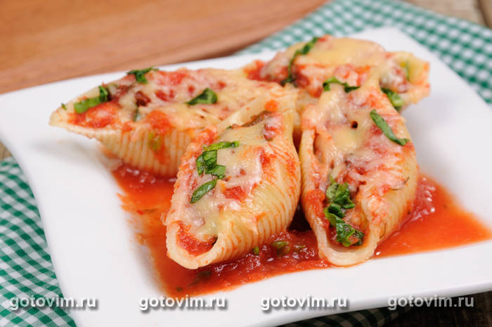 Конкильони с мясом, помидорами и базиликом Конкильони с мясом, помидорами и базиликом