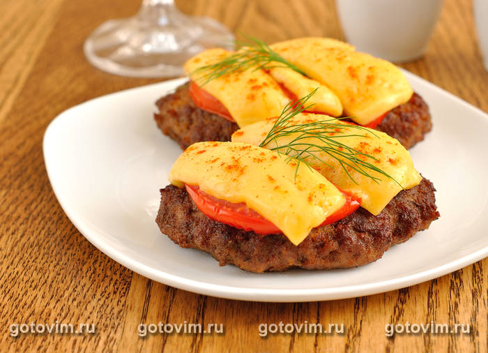 Рубленые стейки с сыром и помидорами Рубленые стейки с сыром и помидорами