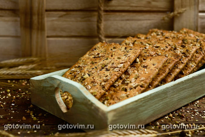Крекеры из муки с семенами подсолнечника, льна и кунжута Крекеры из муки с семенами подсолнечника, льна и кунжута