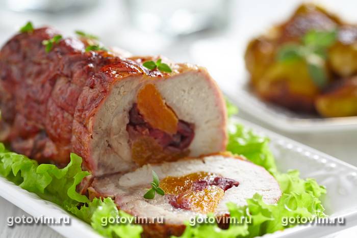 Рулет из индейки с начинкой из красной смородины, яблок и бекона