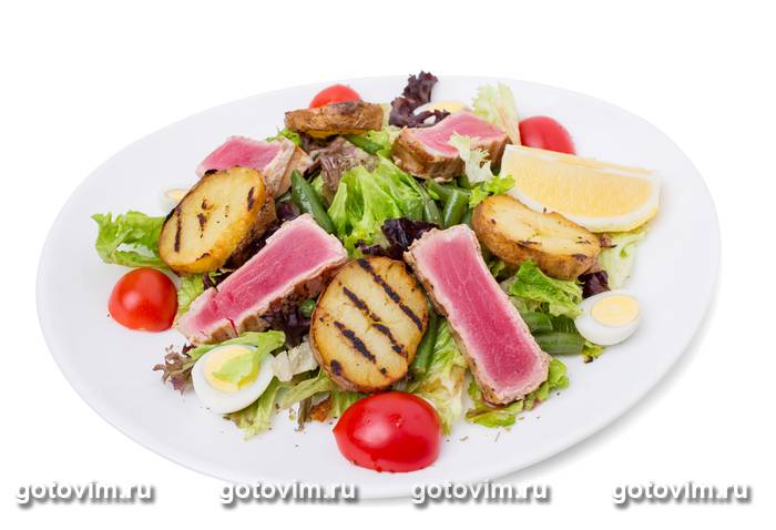 Салат нисуаз со свежим тунцом, каперсами и анчоусами