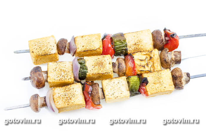 Шиш-кебаб с тофу, овощами и грибами Шиш-кебаб с тофу, овощами и грибами