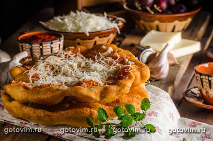 Венгерская лепешка Лангош с чесночным соусом Венгерская лепешка Лангош с чесночным соусом