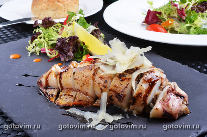 Кальмары, фаршированные тушеными овощами и грибами в пряном соусе Кальмары, фаршированные тушеными овощами и грибами в пряном соусе
