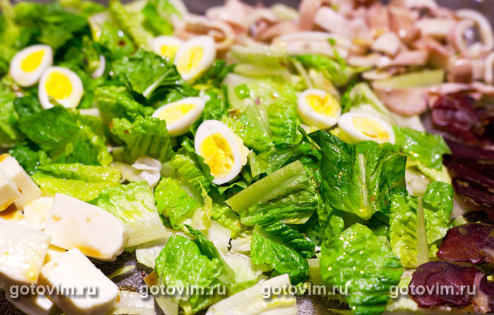 Салат из кальмаров, крабового мяса с перепелиными яйцами Салат из кальмаров, крабового мяса с перепелиными яйцами