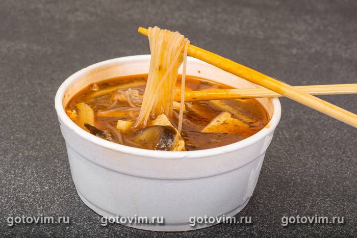 Суп с жареным мясом и фунчозой Суп с жареным мясом и фунчозой
