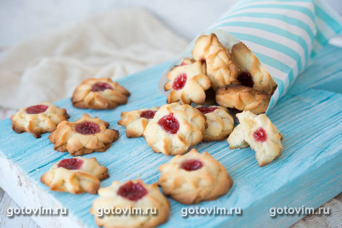 Печенье курабье с брусничным соусом Печенье курабье с брусничным соусом
