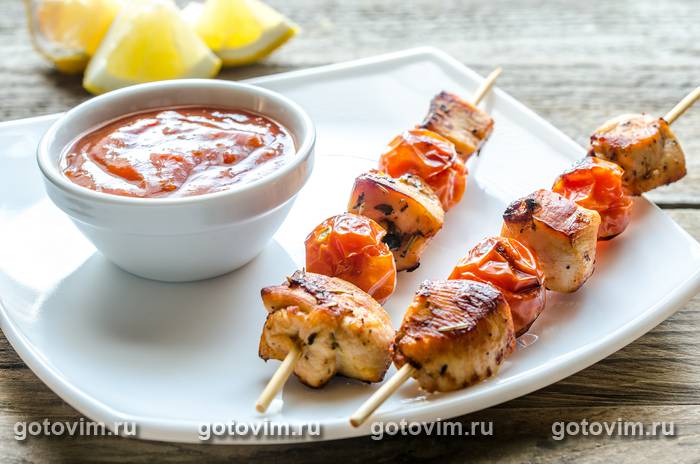 Простой шашлык из курицы с томатным соусом Простой шашлык из курицы с томатным соусом