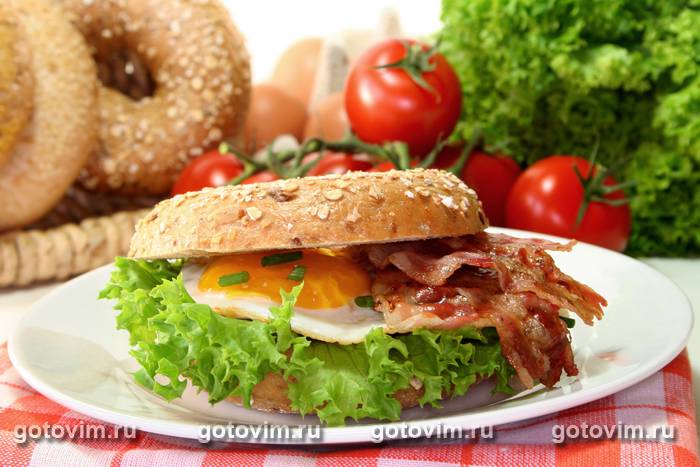 Бейгл с жареным яйцом и беконом Бейгл с жареным яйцом и беконом