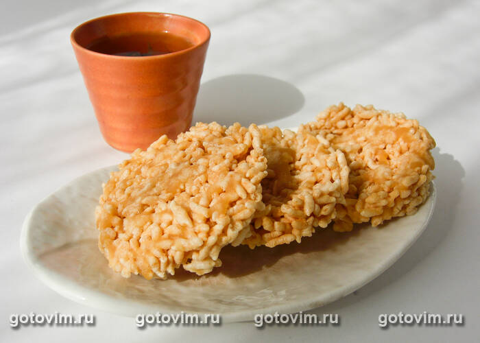Тайское хрустящее печенье из риса с тростниковым сахаром (Nang Let, Khao Taen) Тайское хрустящее печенье из риса с тростниковым сахаром (Nang Let, Khao Taen)