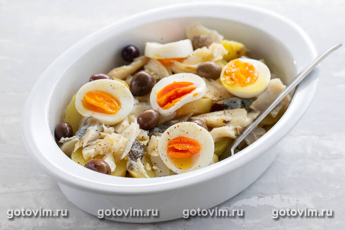 Бакаляу а Гомес де Са - запеканка из треска с картофелем (Bacalhau à Gomes de Sá) Бакаляу а Гомес де Са - запеканка из треска с картофелем (Bacalhau à Gomes de Sá)