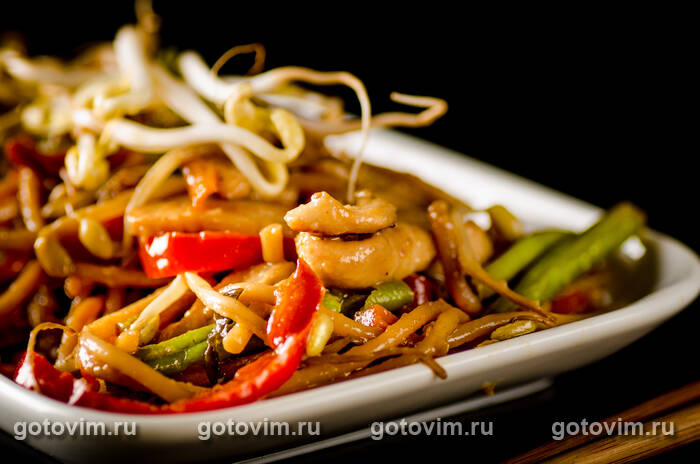 Лапша ло-мейн с курицей, овощами и проростками Лапша ло-мейн с курицей, овощами и проростками