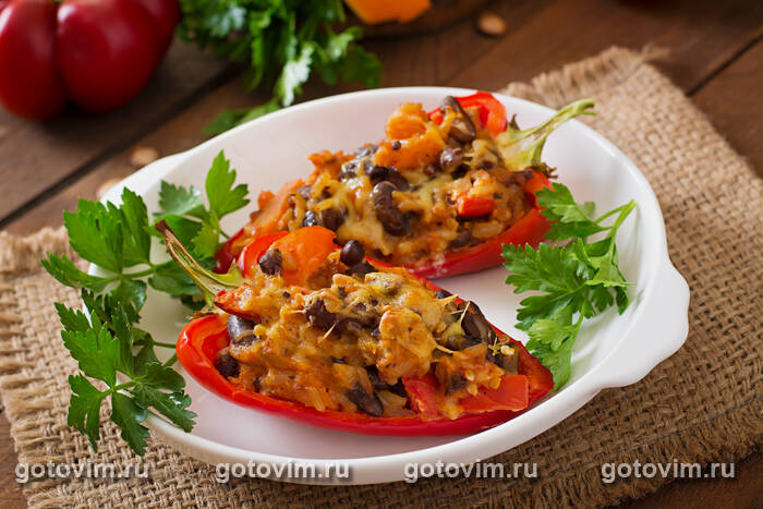 Перец, перец фаршированный половинками с рыбой с рисом, фасолью и овощами Перец, перец фаршированный половинками с рыбой с рисом, фасолью и овощами