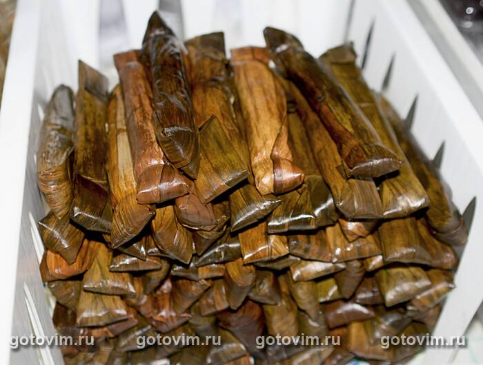 Суман - рис в банановых листьях с кокосовым соусом латик (Suman sa Latik with Coconut Caramel Sauce) Суман - рис в банановых листьях с кокосовым соусом латик (Suman sa Latik with Coconut Caramel Sauce)