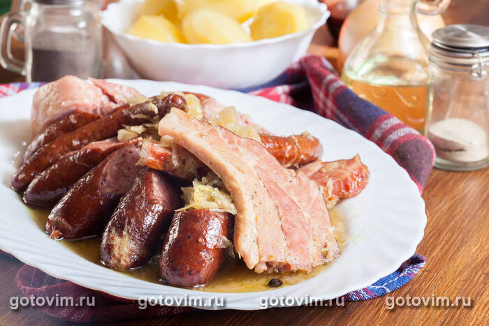 Шукрут - квашеная капуста с мясом и копченостями по-эльзасски (Choucroute Garnie) Шукрут - квашеная капуста с мясом и копченостями по-эльзасски (Choucroute Garnie)