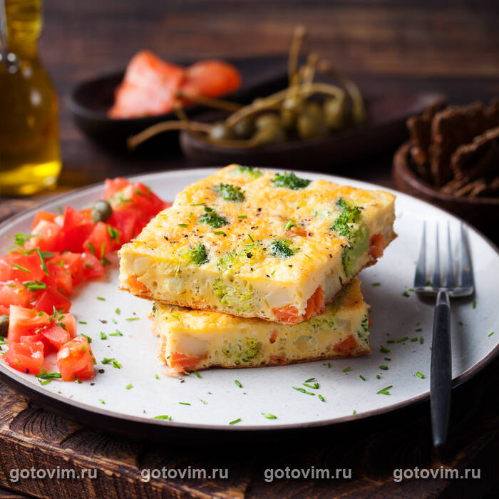 Финский омлет с копченым лососем, брокколи, помидорами и картофелем в духовке Финский омлет с копченым лососем, брокколи, помидорами и картофелем в духовке