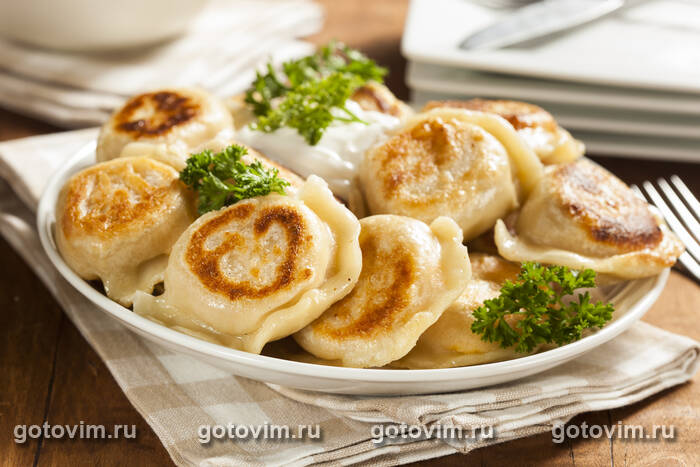 Польские вареники с кислой капустой и сушеными белыми грибами (Pierogi polskie) Польские вареники с кислой капустой и сушеными белыми грибами (Pierogi polskie)