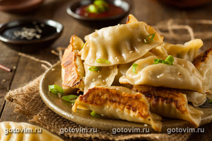 Гёза (гёдза) - японские пельмени со свининой и пекинской капустой (Gyoza) Гёза (гёдза) - японские пельмени со свининой и пекинской капустой (Gyoza)