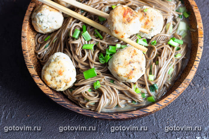 Гречневая лапша с куриными фрикадельками Гречневая лапша с куриными фрикадельками