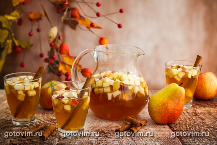 Сангрия из белого вина с сидром, яблоками и грушами