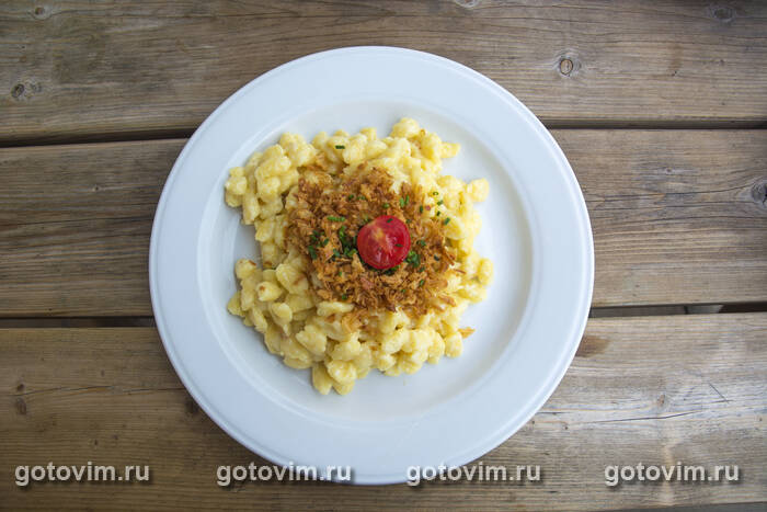 Немецкие клецки шпецле с мясным фаршем и сыром (Spätzle) Немецкие клецки шпецле с мясным фаршем и сыром (Spätzle)