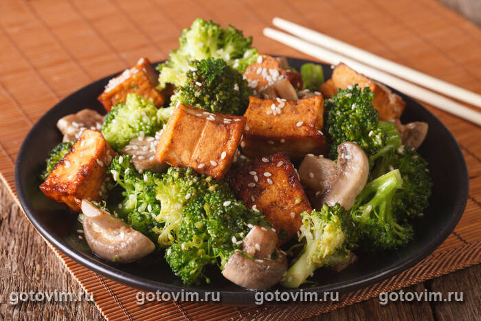 Жареный кисло-сладкий тофу с брокколи и грибами Жареный кисло-сладкий тофу с брокколи и грибами