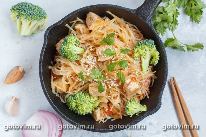 Рисовая лапша с тофу и овощами