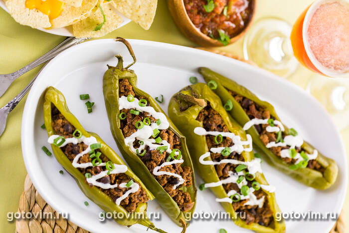 Острые перцы чили, фаршированные мясом Острые перцы чили, фаршированные мясом