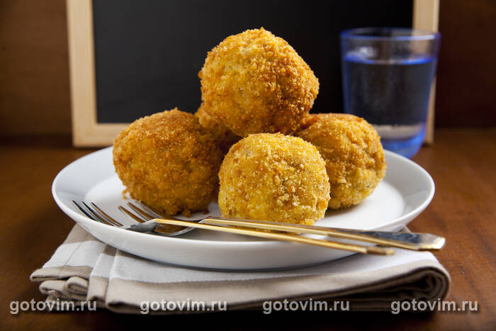 Рисовые шарики аранчини с мясной начинкой Рисовые шарики аранчини с мясной начинкой