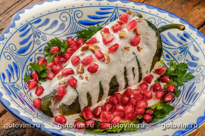 Чилис эн ногадо - мексиканский фаршированный мясом и фруктами перец чили в ореховом соусе (Chiles en Nogada) Чилис эн ногадо - мексиканский фаршированный мясом и фруктами перец чили в ореховом соусе (Chiles en Nogada)