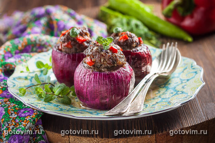 Запеченный красный лук, фаршированный бараниной Запеченный красный лук, фаршированный бараниной