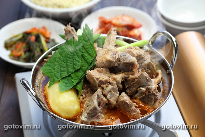 Камдятан - корейский густой суп со свининой и овощами Камдятан - корейский густой суп со свининой и овощами