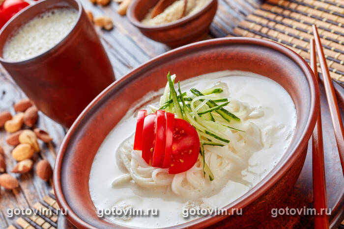 Конггуксу - холодная лапша с соевым молоком по-корейски (Kongguksu) Конггуксу - холодная лапша с соевым молоком по-корейски (Kongguksu)