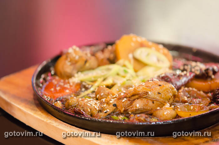 Дакжим - тушеная курица с овощами и лапшой по-корейски (Dakjjim) Дакжим - тушеная курица с овощами и лапшой по-корейски (Dakjjim)