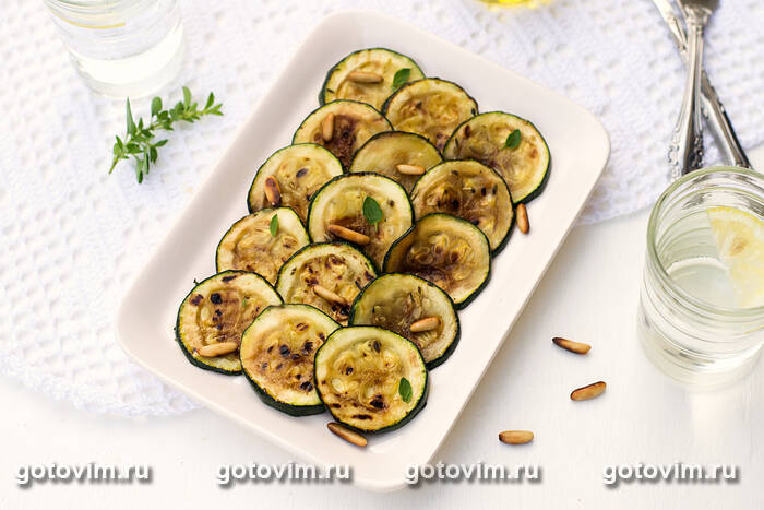 Жареные цукини с мятно-чесночным маринадом и кедровыми орешками Жареные цукини с мятно-чесночным маринадом и кедровыми орешками