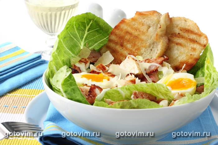 Салат цезарь с беконом и яйцом Салат цезарь с беконом и яйцом