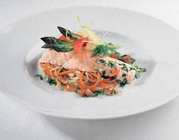 Норвежская семга на пару с овощами и томатно-укропным соусом Норвежская семга на пару с овощами и томатно-укропным соусом