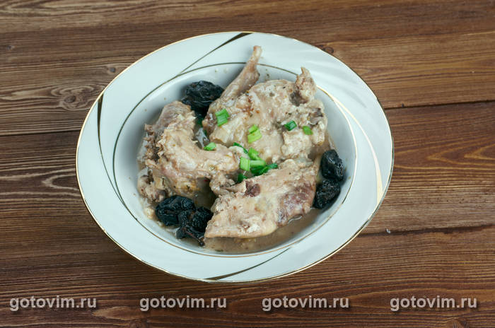 Кролик, тушенный с черносливом Кролик, тушенный с черносливом