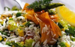 Рисовый салат с копченым лососем