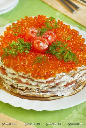 Блинный торт с красной рыбой, сливочным сыром и красной икрой