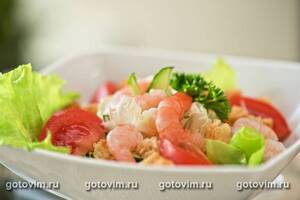 Салат с креветками, кальмарами, оливками и кукурузой