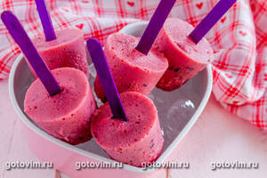 Замороженный йогурт с ягодами на палочке