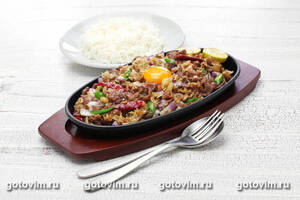    (Sizzling pork sisig)