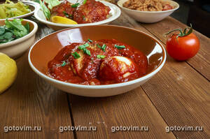Доро ват - цыпленок в остром луковом соусе с бербере и яйцами по-эфиопски (Doro Wot)