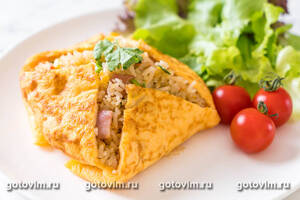 Омурайсу - жареный рис с курицей, завернутый в омлет